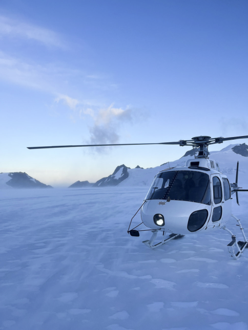 Volo in elicottero sul ghiacciaio Franz Josef Glacier in Nuova Zelanda, atterraggio sulla neve
