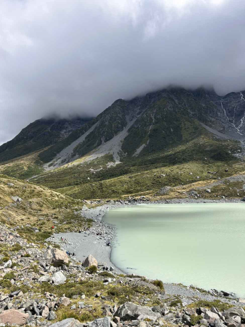 paesaggio con  lago color turchese e montagne nel Mount Cook National Park in Nuova Zelanda